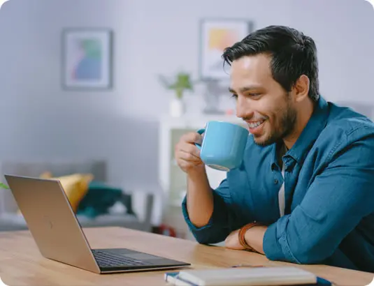 Homem usando o sistema para estacionamento jump park