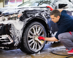 Lava-rápido no estacionamento
